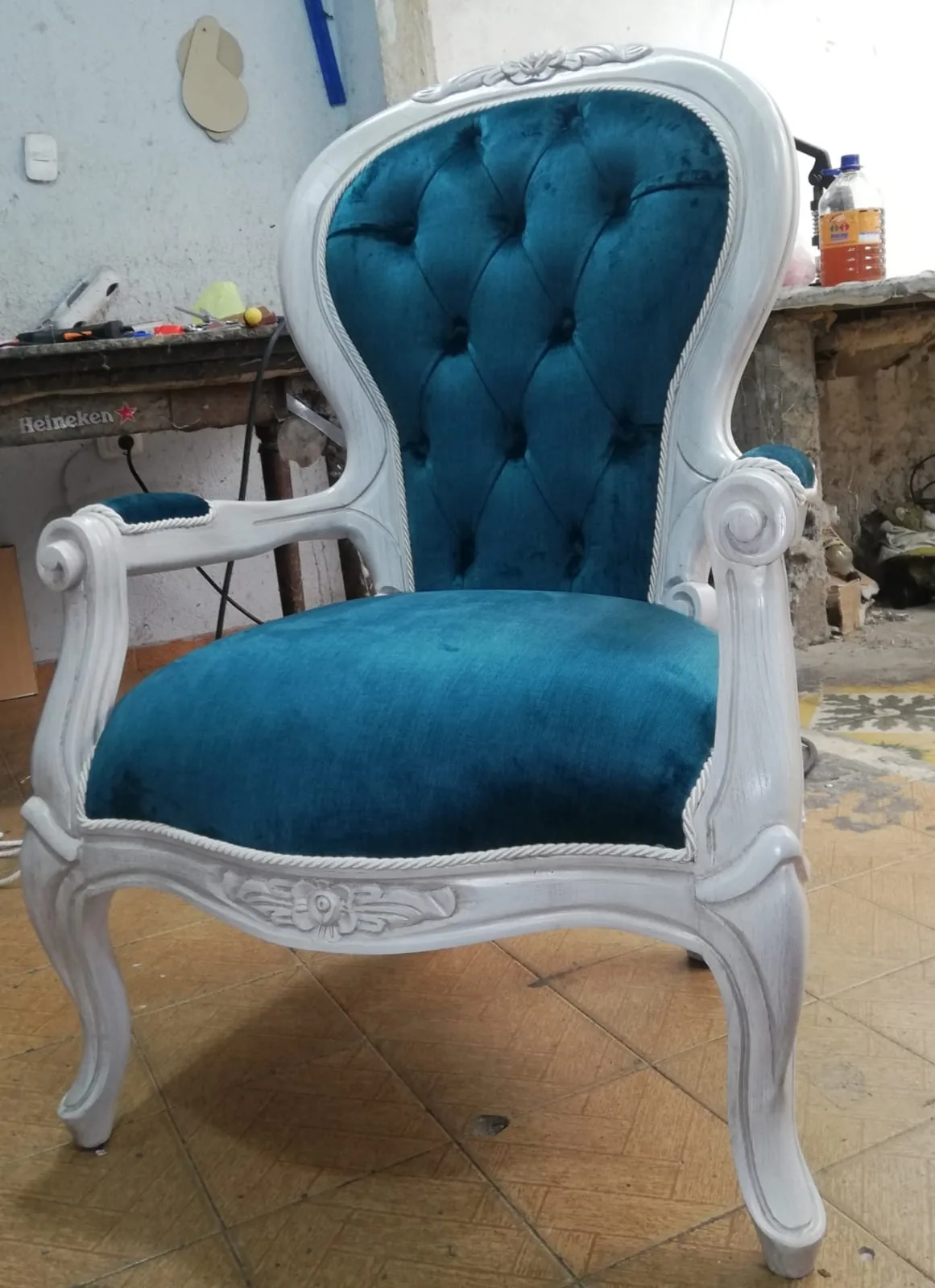 Sillón Luis XV restaurado con velvet azul turquesa y madera lacada