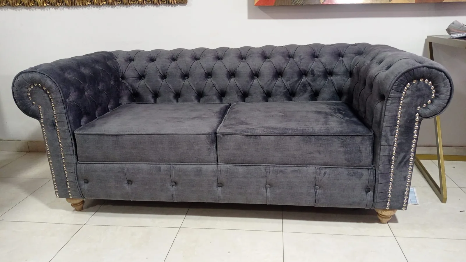 Sofá Chesterfield restaurado en cuero cognac sobre suelo hidráulico