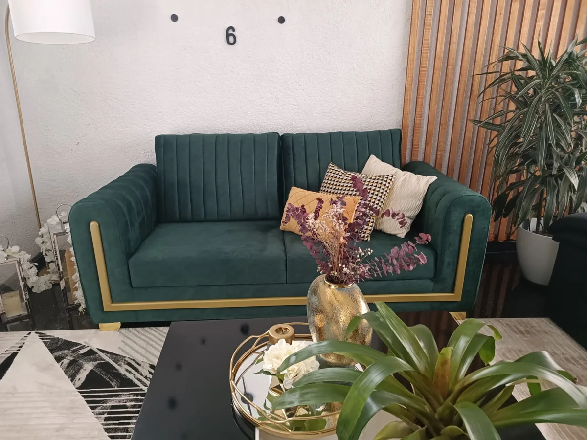 Sofá a medida tapizado en velvet verde esmeralda con detalles dorados