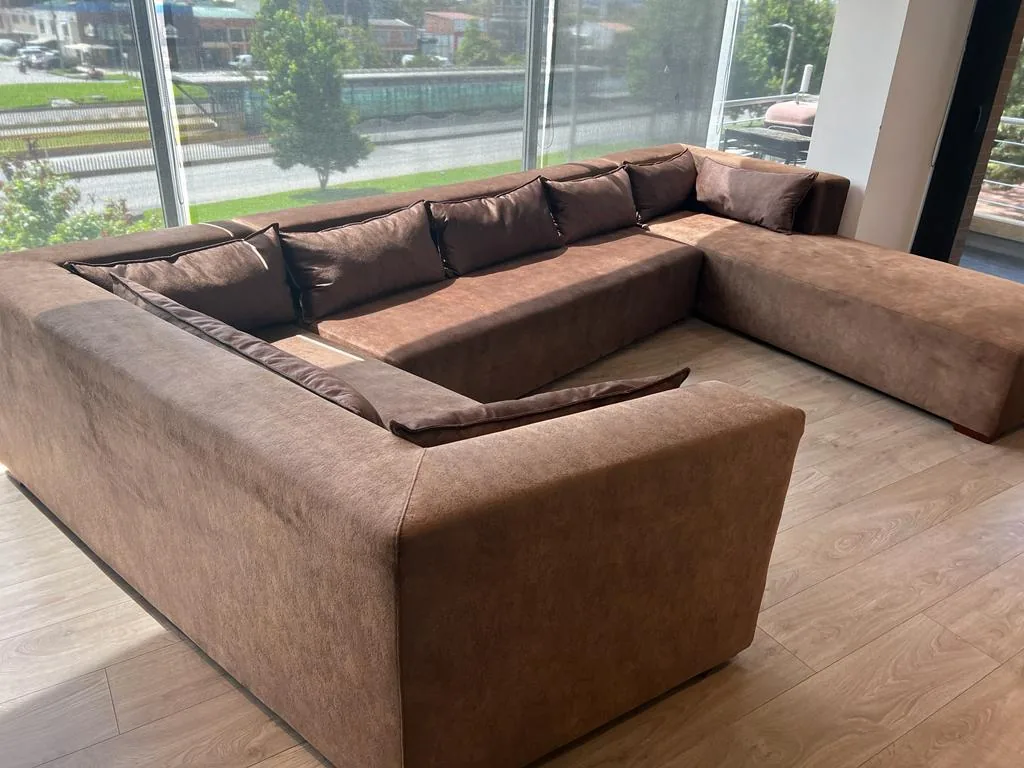 Sofá rinconera modular tapizado en marrón chocolate con chaiselongue