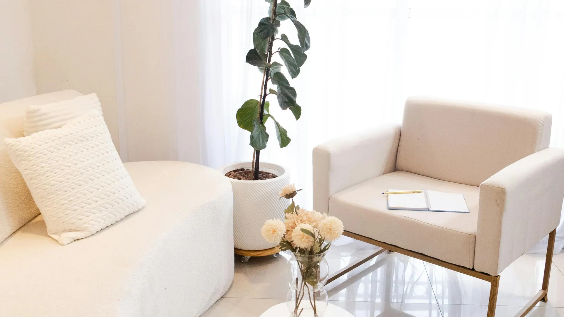 Salón minimalista con sofá blanco y luz natural en vivienda de obra nueva en Valdemoro
